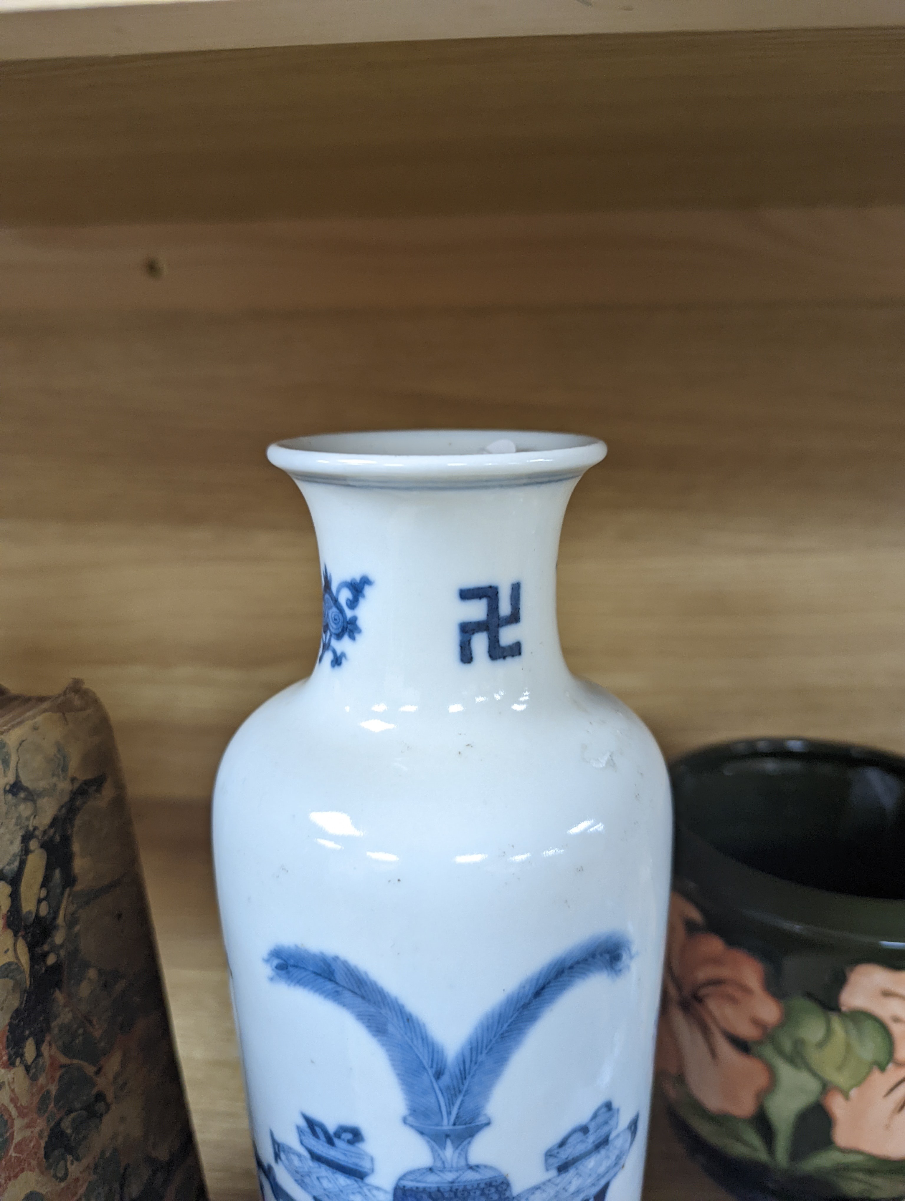 A Chinese blue and white vase 26cm